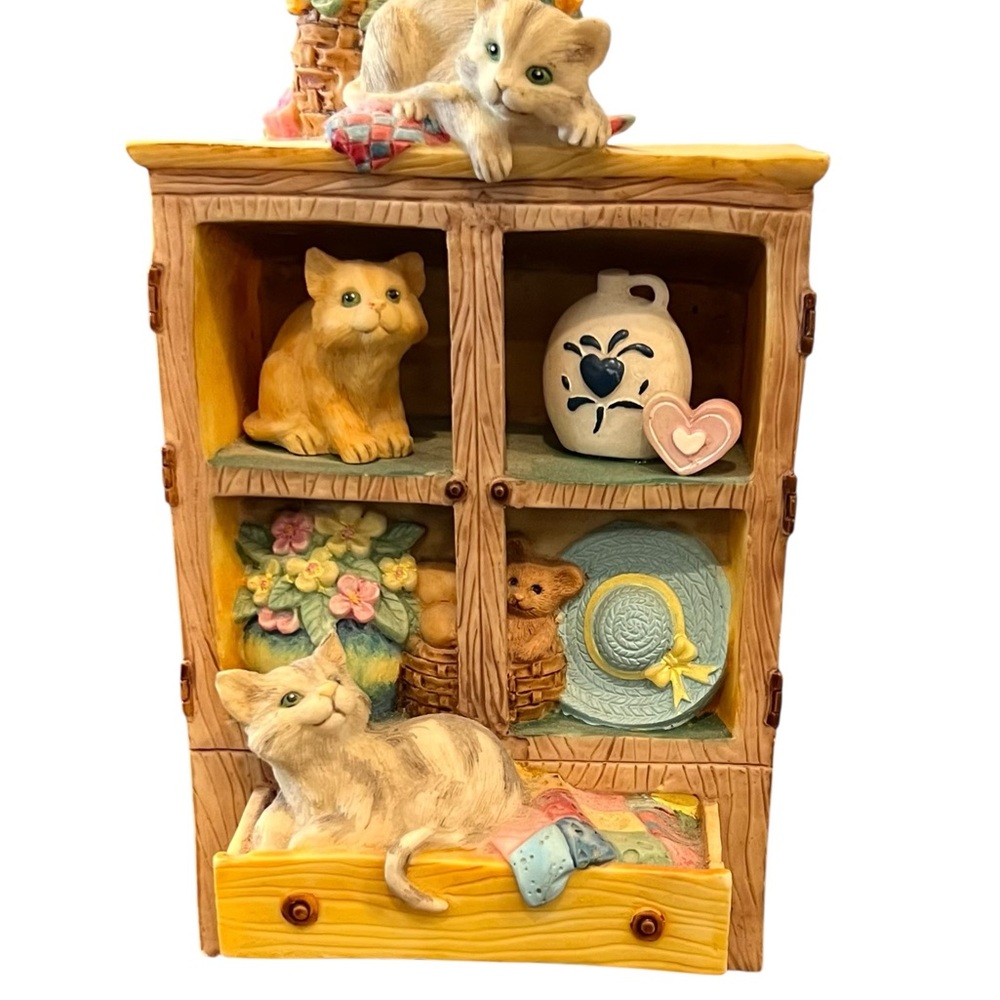VINTAGE Pet Tales Country Cupboard Music Box Kittens‎ Cats Florals Cottagecore
